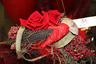 Arrangement mit gefriergetrockneten Rosen in rot mit Herz