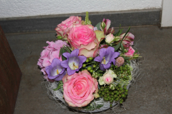 Gesteck rosa weiss (ausgeliefert in Grosshöchstetten am 20. August 2013)