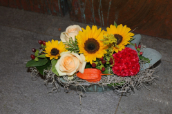 Gesteck mit Sonnenblumen (ausgeliefert am 30. August 2013 in Grosshöchstetten)