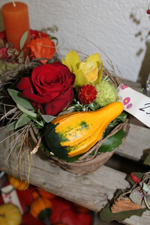 Gesteck mit roter Rose, Cymbidium Blüte und Kürbis