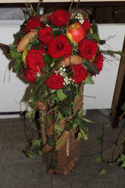Gesteck mit roten Rosen (Im Laden abgeholt am 7. Januar 2014)