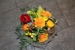 Gesteck orange rot gelb (ausgeliefert am 7. April 2015 in Grosshöchstetten)