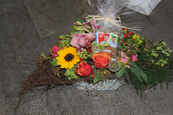 Blumengesteck mit Schwingerbildli (abgeholt im Laden am 3. Juni 2016)