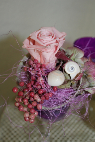 Gefriergetrocknete Rose pink/pastell in violettem Gefäss