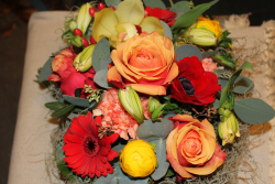 Blumengesteck orange rot (abgeholt im Laden am 13. Januar 2015)