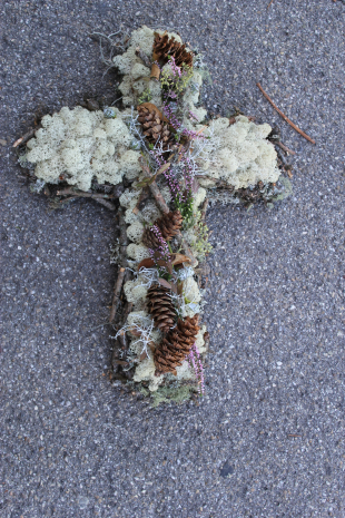 Kreuz aus Islandmoos und Flechtenzweigen