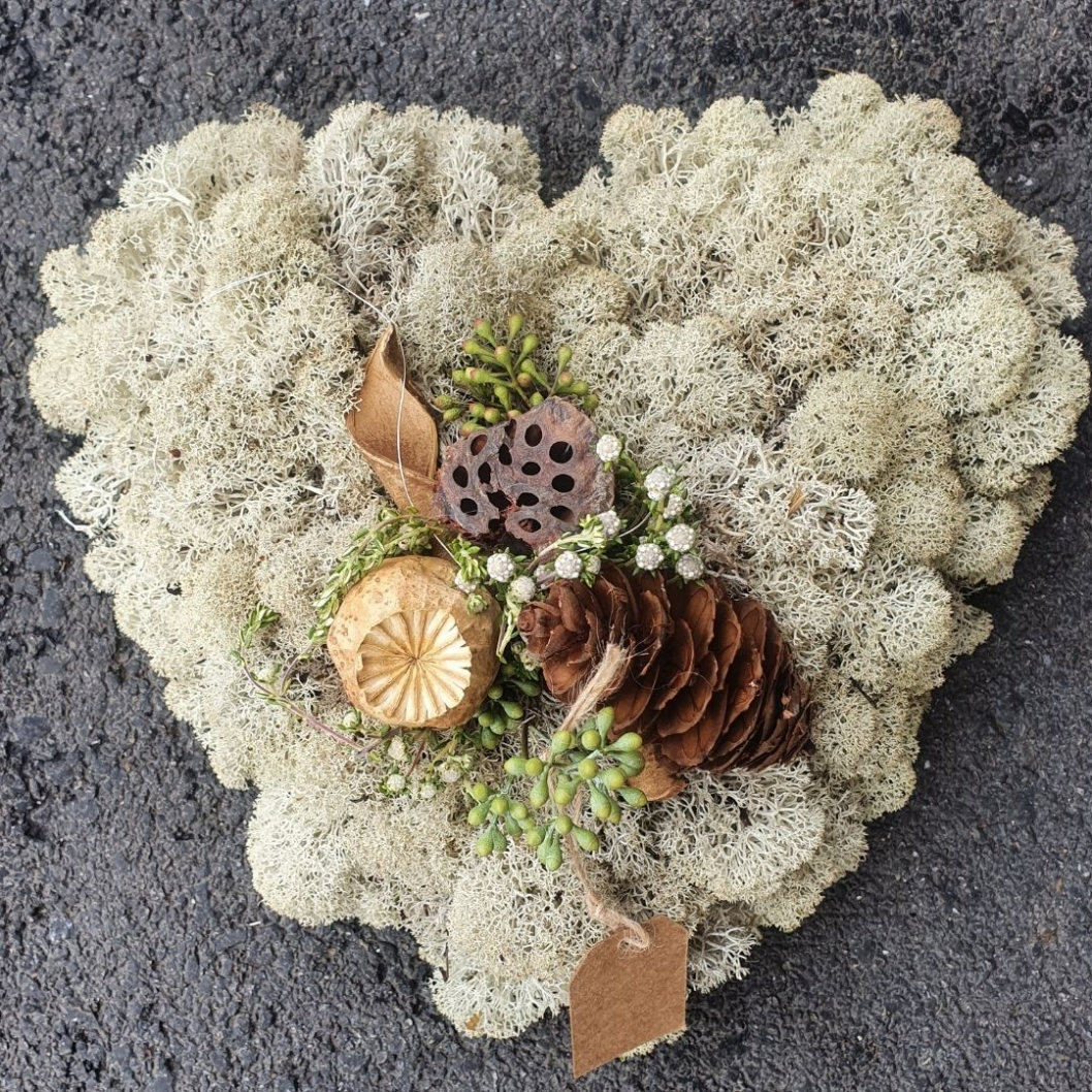 Grabdekoration-im-Winter-Pflegeleicht-DIY-Grosshoechstetten.jpg