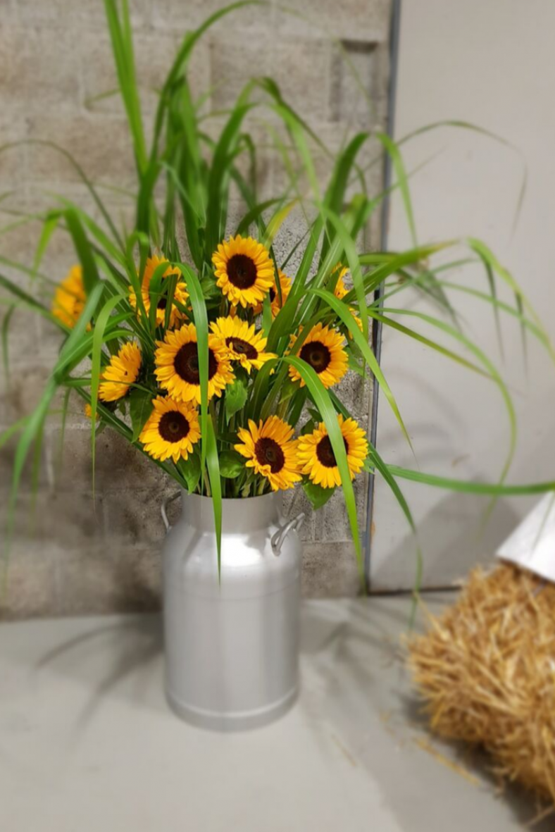 Grosse-Deko-Idee-Sonnenblumen-in-Milchkanne-einstellen.-DIY-Anleitung-herbstdeko-selber-machen-.png
