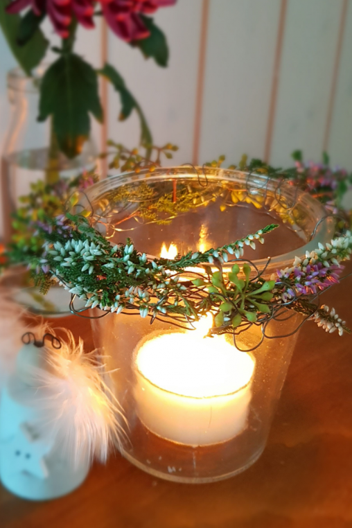 Heide-Kraut-Calluna-Vulgaris-um-Glas-Gefaess-Kranz-um-Glas-Deko-idee-Winter-Tischdekoration.png