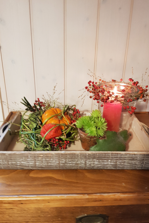 Herbst-Deko-idee-Rustikale-Deko-auf-einem-Holzbrett-Herbstdeko-inspiration.png