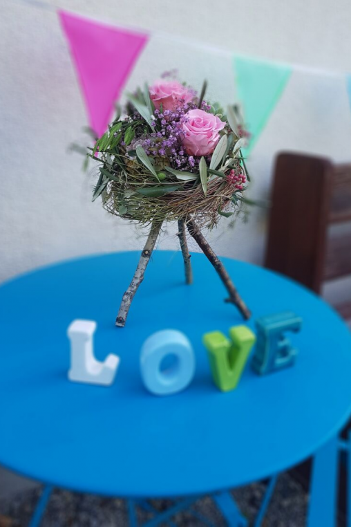 Herbst-Deko-idee-Wohnzimmer-Deko-stabilsierte-Rosen-Herbst-Deko-aus-Holz-in-rosa-gruen-Selber-machen.png