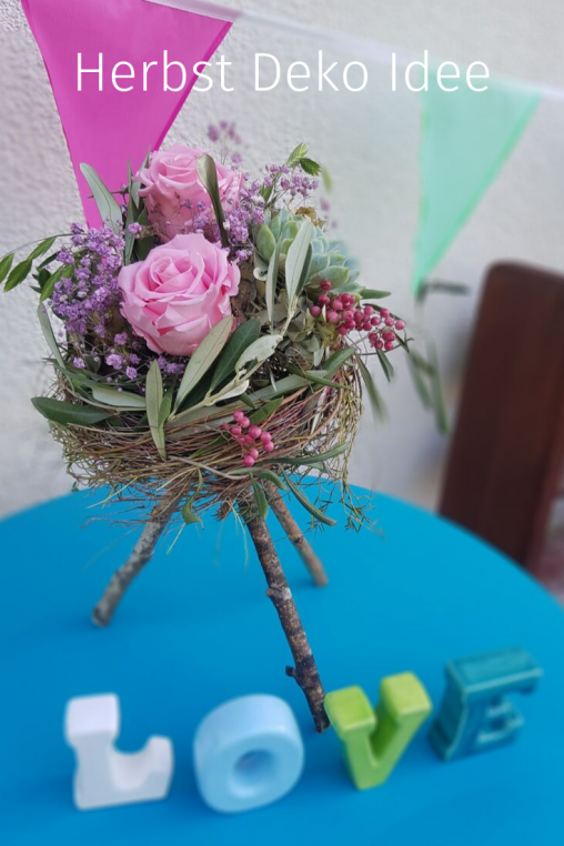 Herbst-Deko-idee-Wohnzimmer-Deko-stabilsiierte-Rosen-rosa-drei-bein-Deko-Idee-.png