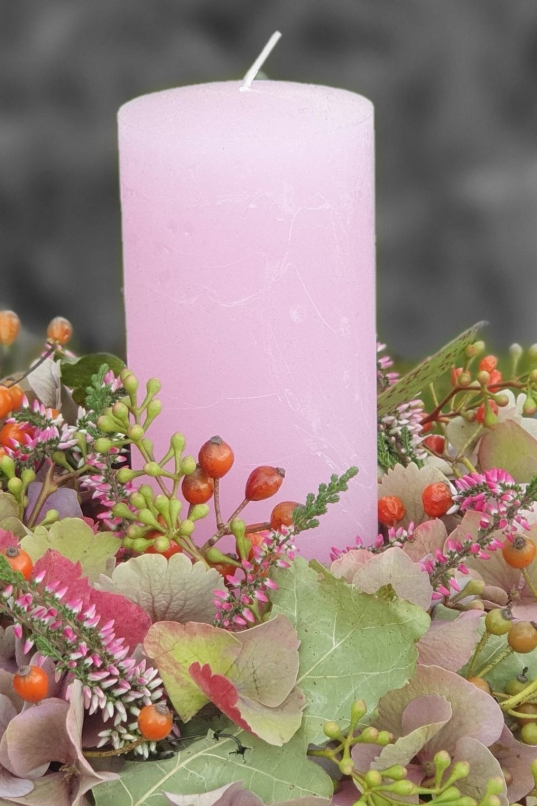 Herbst-Deko-idee-mit-einem-Herbstkranz-und-einer-Kerze.jpg