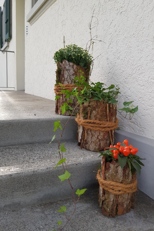 Herbst-Dekoration-Treppen-Schmuck-selber-amchen-Upcycling-Deko-mit-Rindengefaessen-aus-Konservendosen-zum-selber-machen.png