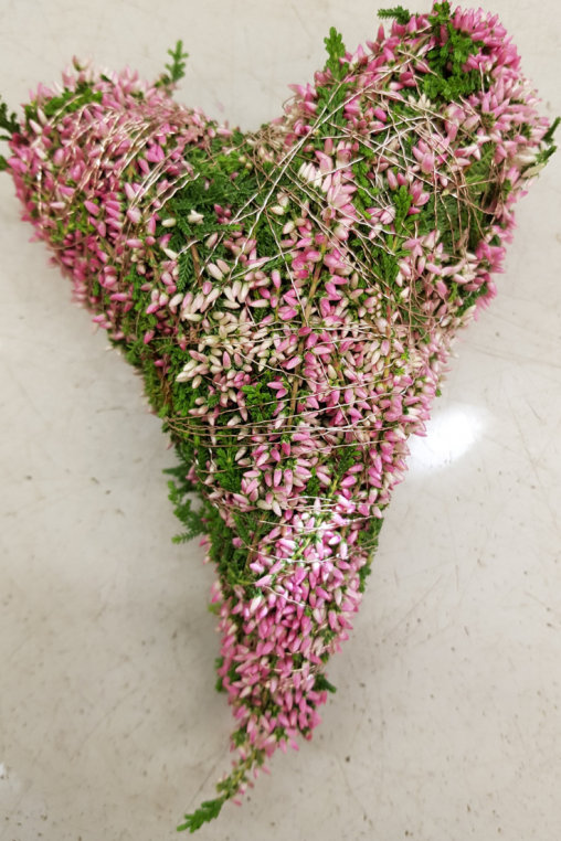 Herbst-Dekoration-selber-machen-Heide-Calluna-vulgaris-Herz-Deko-Element-Herbst.png