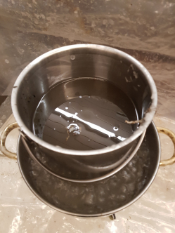 Wichtig, wenn du den Kerzen Wachs schmilzen willst. Achte darauf, dass du den Wachs nicht direkt auf der Herdplatte heiss machst. Nimm ein Wasserbad und stelle den Wachs in einem zweiten Gefäss in das kochende Wasser.