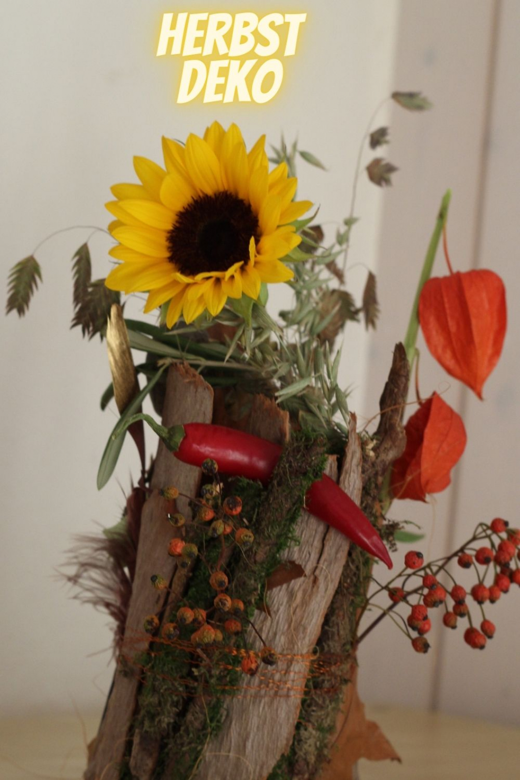 Herbstdeko-idee-mit-einer-Sonnenblume-und-Naturmaterialien.jpg