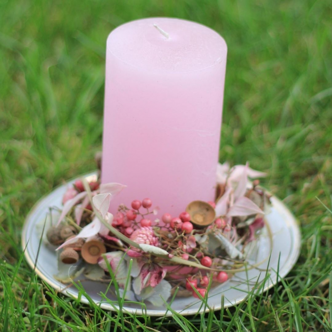 Herbstdeko-rosa-Kerze-dekorieren-Wohnzimmer-Deko-selber-machen.jpg