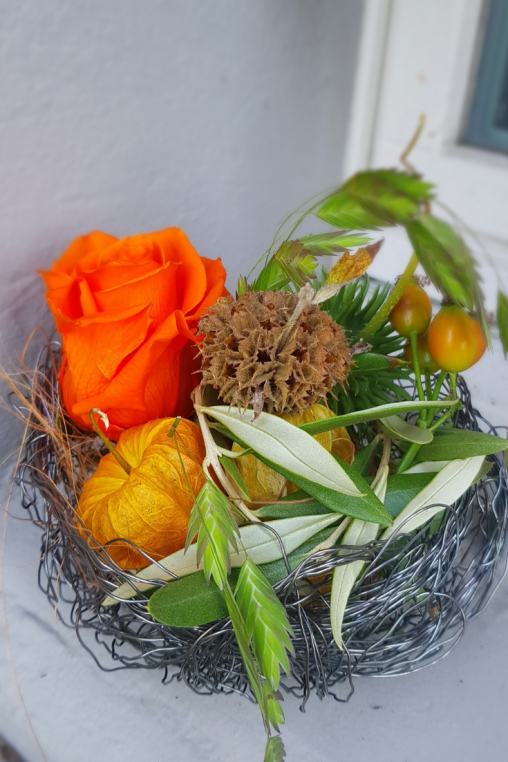 Herbstdeko-selber-machen-DIy-deko-Idee-floristik-Draht-Korb-Deko-Idee.png