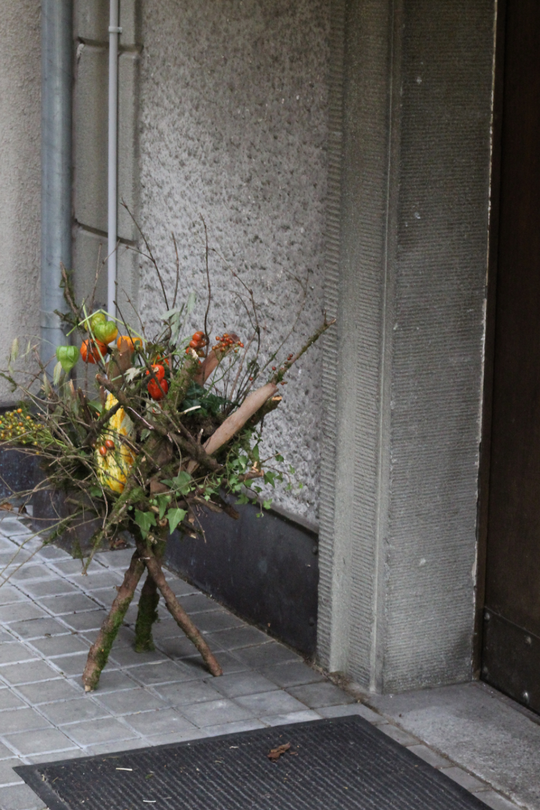 Herbstdeko-vor-der-Tuere-draussen.png
