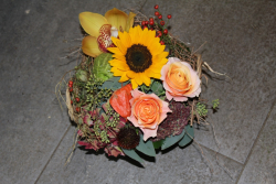 Herbstgesteck mit Sonnenblume & Rosen (ausgeliefert am 23. Oktober 2013 in Konolfingen)