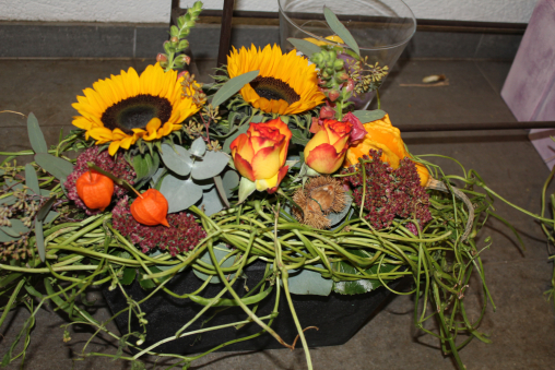 Herbstgesteck mit Sonnenblumen (ausgeliefert in Boll am 3.10.12)