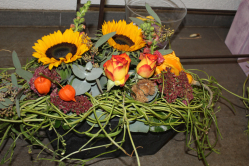 Herbstgesteck mit Sonnenblumen (ausgeliefert in Boll am 3.10.12)