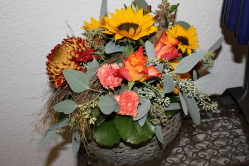 Herbstgesteck mit Sonnenblumen (ausgeliefert am 25.10.12 in Grosshöchstetten)