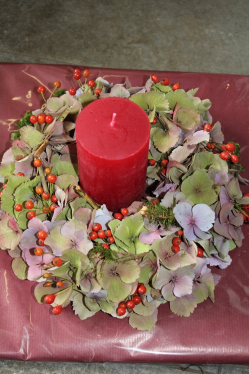 Herbstkranz mit Kerze bordeaux (abgeholt im Laden am 26.10.12)