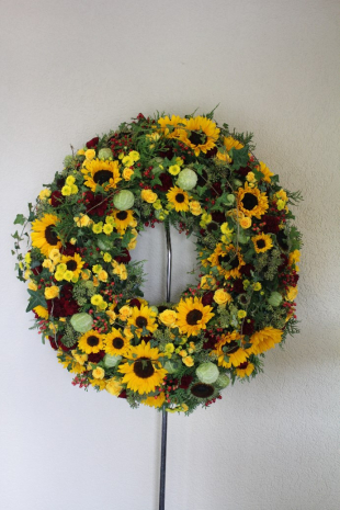 Herbstkranz mit Sonnenblumenin gelb rot