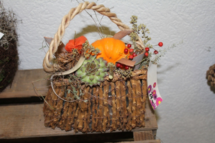 Tasche herbstlich gefüllt mit Kürbis