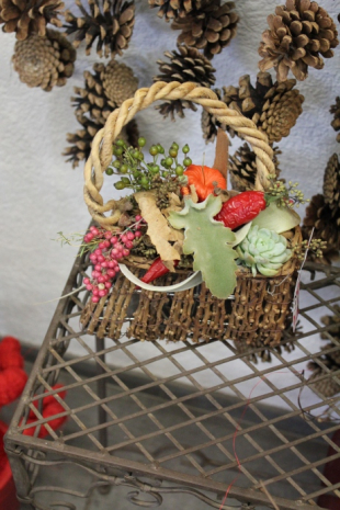 Tasche herbstlich gefüllt mit Beeren, Pfeffer und Chilli