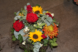 Herbststrauss mit roten Rosen (ausgeliefert am 24.10.12 in Grosshöchstetten)