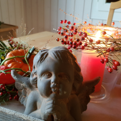 Herbt-Deko-Inspiration-Herbst-Dekoration-auf-holz-Tischdeko-Herbstfloristik.png