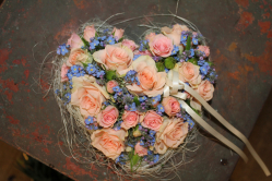 Herz mit rosa Rosen und Vergissmeinnicht (abgeholt im Laden am 23. Mai 2013)