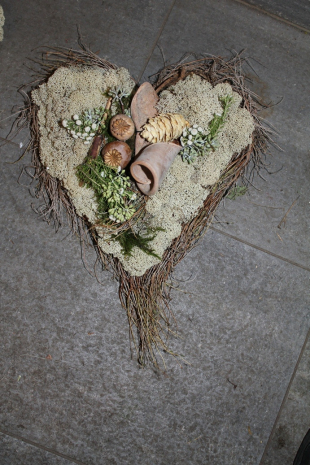 Islandmoosherz mit Akzentschmuck 