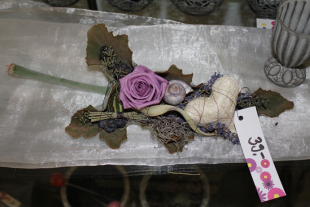 Kalanchoeblatt mit gefriergetrockneter Rose gefüllt