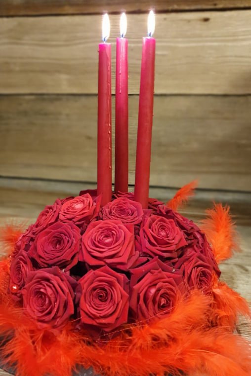 Kerzengesteck-rot-mit-Rosen-Federn-und-Kerzen-Valentinstag.png