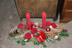 Weihnachtliches Kerzengesteck rot (ausgeliefert am 20. Dezember 2012 in Biglen