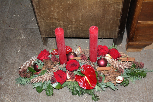 Weihnachtliches Kerzengesteck rot (ausgeliefert am 20. Dezember 2012 in Biglen