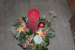 Kerzngesteck mit roter Kerze (ausgeliefert in Grosshöchstetten am 29. November 2012)