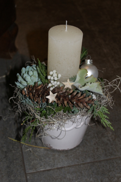 Kerzengesteck weiss (ausgeliefert in Schlosswil am 18. Dezember 2015)