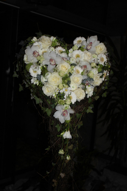 Blumenherz weiss auf Ständer (ausgeliefert in die Kirche Zäziwil am 16. Februar 2016)
