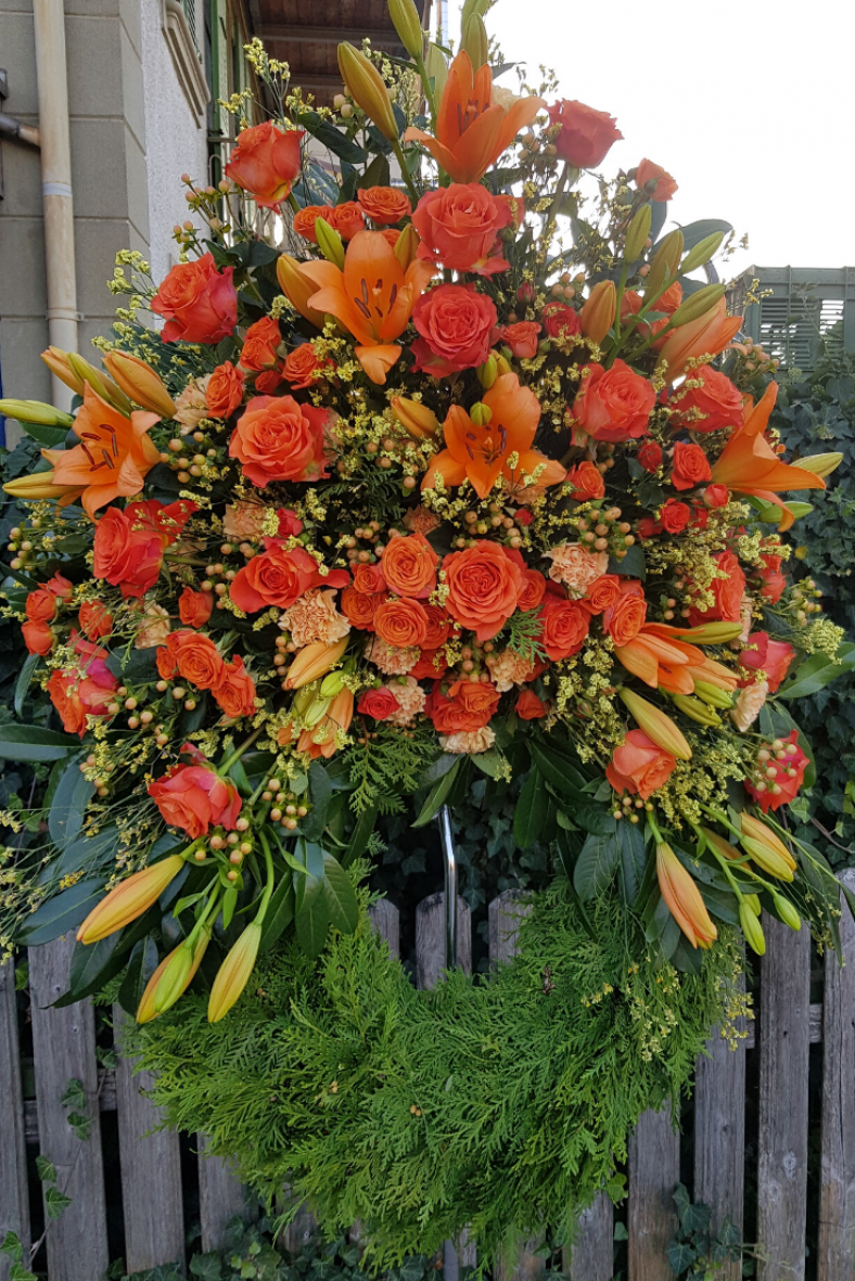Klassischer-Trauerkranz-mit-Bouquet-DIY-ANleitung-Trauerfloristik-.png