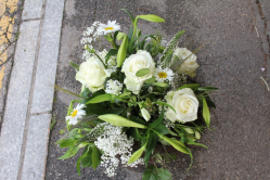 Kondolenzstrauss in weiss (ausgeliefert in Grosshöchstetten am 19. Juni 2015)