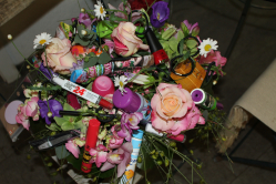 Gefüllter Korb mit Kosmetika und Blumen (abgeholt im Laden am 20. Mai 2014)