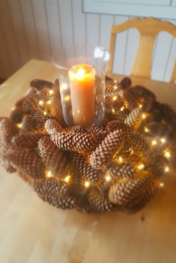 Kranz-aus-Tannenzapfen-DIY-ANleitung.png