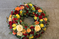 Trauerkranz aus Rosen (ausgeliefert am 30. Dezember 2013 in Konolfingen)