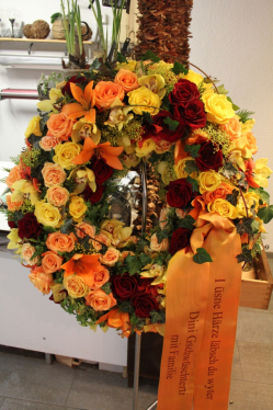 Trauerkranz ringsum mit Rosen Lilien und Cymbidium Blüten (ausgeliefert in Zäziwil am 1. Februar 2013