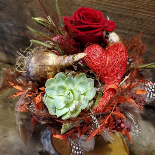 Kreation-in-rot-mit-Konservierter-Rose.jpg